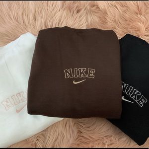 BLACK NIKE EMBROIDERED SWEATSHIRT